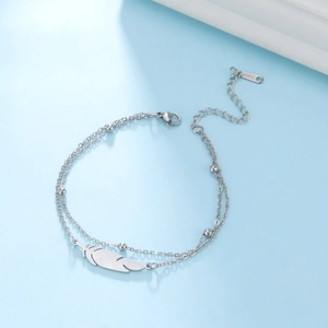 Pulsera de doble capa de acero inoxidable con colgante de pluma mate y cuentas de plata