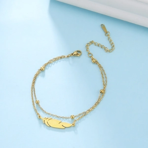Pulsera de doble capa de acero inoxidable dorado con colgante de pluma y cuentas finas