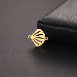 Vue macro de breloque coquillage en acier inoxydable doré pour création bijoux
