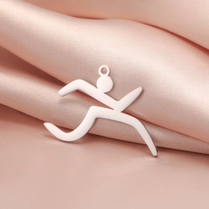 Pendentif silhouette de coureur en acier inoxydable poli sur tissu de soie élégant