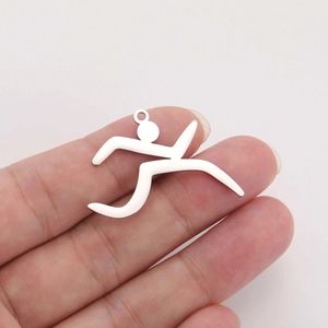 Vue détaillée d'un pendentif coureur en acier inoxydable poli pour la création de bijoux
