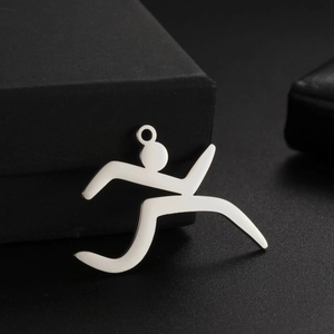 Pendentif vélo minimaliste en acier inoxydable argenté posé sur un écrin cadeau noir