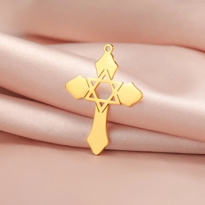 Dettaglio del ciondolo croce e stella di Davide in oro 18K su sfondo di raso rosa