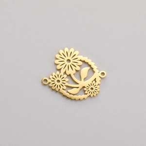 Macro-opname van gouden roestvrijstalen bloemenhanger voor DIY-sieraden maken