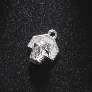 Detaillierte Nahaufnahme eines silbernen Basketballkorb-Anhängers für DIY-Schmuck