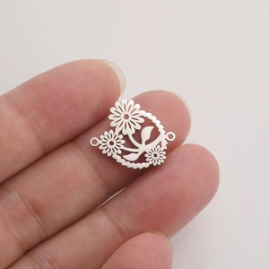 Detail van een zilveren roestvrijstalen holle madeliefje hanger met twee lussen