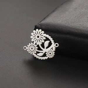 Macro detail van een hol madeliefje hart connector van roestvrij staal voor sieraden