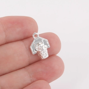 Silberner Basketballkorb Anhänger mit Netzdetail für DIY Schmuck Größenvergleich