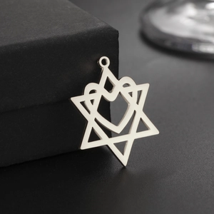 Makroaufnahme des Edelstahl Herz-Hexagramm Anhängers auf schwarzer strukturierter Schmuckbox