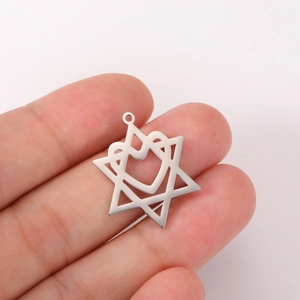 Detaillierte Ansicht eines Hexagramm-Herz-Anhängers in Silber auf weißem Hintergrund
