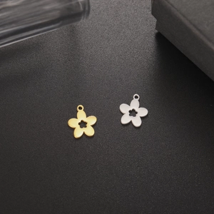Pendentifs fleur à cinq pétales en acier inoxydable doré et argenté pour bijoux DIY