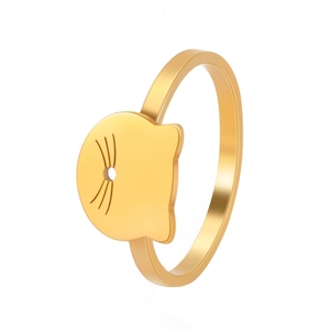 Detail of 18K gold cat-shaped ring featuring hollow design and polished whiskers engraving
