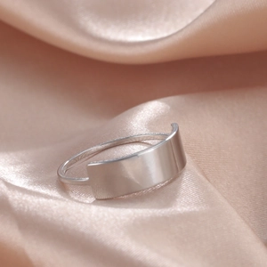 Anello in acciaio inossidabile argento con piano rettangolare su fondo di raso