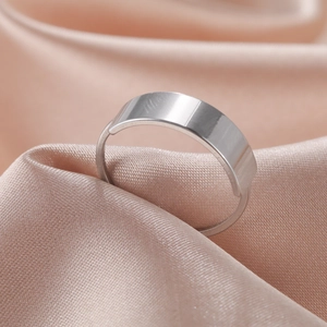 Anello sigillo rettangolare in acciaio inossidabile lucido su raso rosa morbido