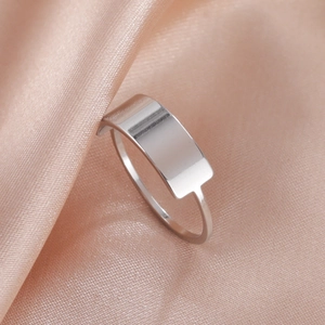 Anello da uomo in acciaio inossidabile lucido con rettangolo su seta rosa raffinata