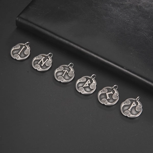 Set de 6 colgantes de runas de aleación de zinc vintage con acabado plateado antiguo para joyas