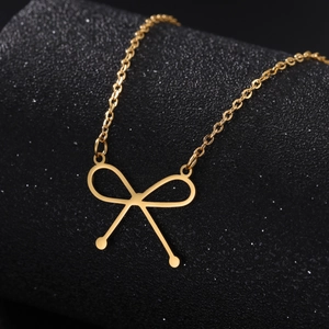 Elegante gouden vlinderstrik hanger ketting van roestvrij staal op sterrenhemel achtergrond