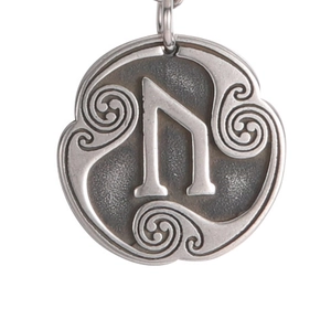Detalle macro del colgante de runa vikinga en plata antigua con adornos celtas
