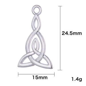 Detalle de colgante de nudo celta plateado con dimensiones de 24,5mm de alto y 15mm de ancho