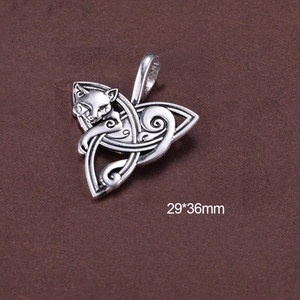 Detalle del colgante nudo celta zorro plateado con dimensiones de 29x36mm