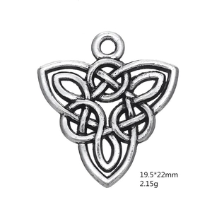 Colgante nudo celta plateado 19,5x22mm con intrincado diseño de corazón entrelazado