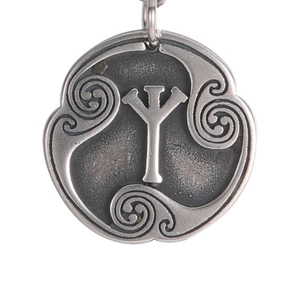Vista detallada del colgante de runas vikingas con símbolo Algiz y motivos de espirales de plata
