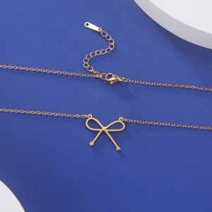 Macro-opname van gouden strikhanger ketting met verstelbare karabijnsluiting en ketting