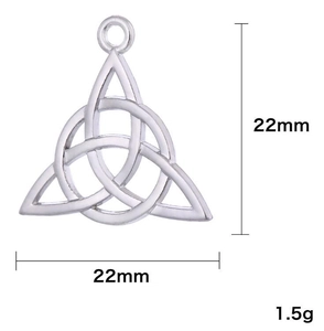 Detalle de colgante nudo celta Triquetra plateado de 22mm con dimensiones y peso