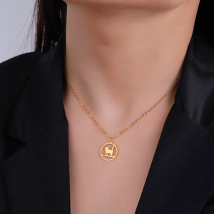 Elegante collana con ciondolo a gatto dorato indossata da una modella di stile