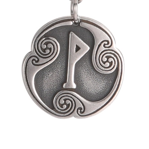 Detalle macro del colgante de runa vikinga plata antigua con símbolo Wunjo y nudos celtas