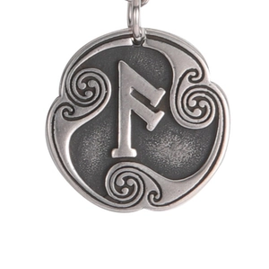 Macro de colgante vikingo vintage en plata con runa Fehu y grabados en relieve