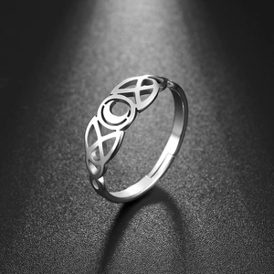 Zilveren roestvrijstalen open ring met Keltische knoop en halve maan stijl