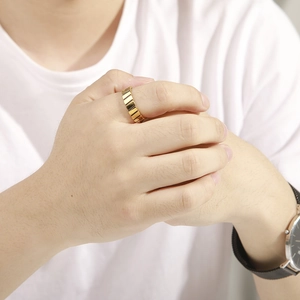 Bague géométrique dorée pour homme en acier titane présentée en situation réelle