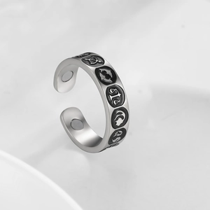 Detailansicht Herren Sternzeichen Ring mit schwarzer Emaille und Magnettherapie-Einsatz