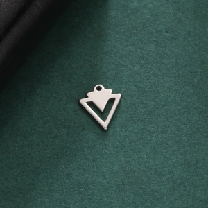 Detail eines silbernen hohlen Dreiecksanhängers aus Edelstahl für DIY-Schmuckherstellung