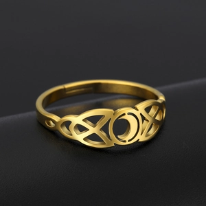 Macro-opname van gouden roestvrijstalen ring met Keltische knoop en halve maan