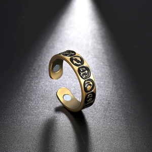 Nahaufnahme eines goldenen magnetischen Tierkreisrings mit schwarzen Sternzeichen