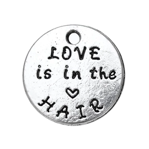 Vue détaillée du pendentif martelé en alliage de zinc gravé Love is in the Hair