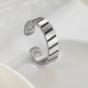 Bague ouverte minimaliste en acier inoxydable argenté avec texture striée et aimants