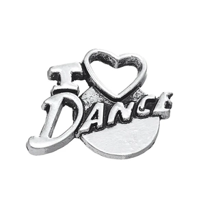Détail macro du pendentif cœur en argent antique avec lettrage gravé I LOVE DANCE