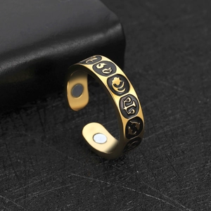 Makroaufnahme von goldenem Edelstahlring mit Tierkreiszeichen und magnetischen Einlagen