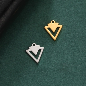 Detail von hohlen Dreiecksanhängern in Gold und Silber für DIY-Schmuckherstellung