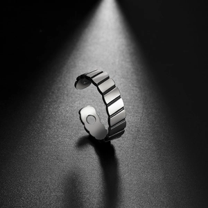 Détail d'une bague de magnétothérapie argentée avec une texture industrielle nervurée