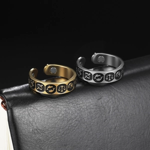 Nahaufnahme von Gold- und Silber-Zodiak-Ringen mit Reliefsymbolen und Magneten