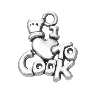 Détail macro du pendentif coeur argenté antique avec toque de chef et gravure I love to cook