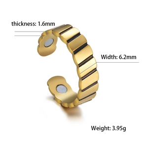 Bague magnétique minimaliste en titane doré avec rayures industrielles et design ouvert