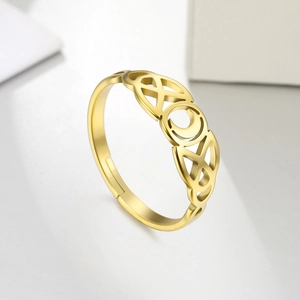 Detail van de verstelbare gouden ring met een Keltisch maan- en hol ontwerp