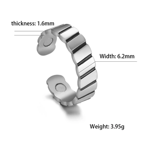 Vue détaillée d'une bague magnétique de 6,2 mm avec motifs à rainures verticales