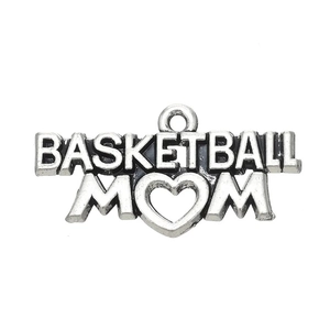 Détail macro du pendentif cœur argenté Basketball Mom avec texte en relief et anneau
