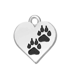 Vue détaillée du pendentif cœur argenté avec empreintes de pattes noires polies